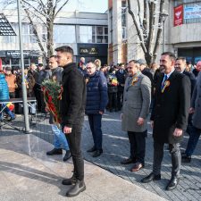 Foto Batjocura – Patriotii (Emil Mot si Marius Oprescu) din Slatina depun coroana si rad la momentul solemn