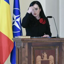 Ministrul Muncii, Simona Bucura Oprescu – femeile, in general, sunt proaste. Numai cele intalnite, astazi, de ministru sunt destepte