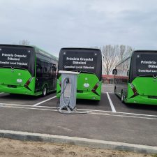 Dabulenii si autobuzele electrice: nu au fost cumparate pentru transport, sunt ideale pentru fotografii si campania electorala