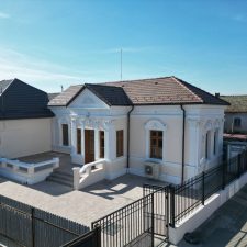 Foto Casa Memoriala „Amza Pellea” – Nea Marin  si-a transformat casa in palat cu gard forjat