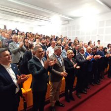 Vocea disperarii – „Au innebunit oltenii” – Caminul Cultural din Izbiceni – Concert sustinut de Florin Barbu, ministrul Agriculturii. Legumicultorii sunt invitati sa asculte romanta „Votati PSD”