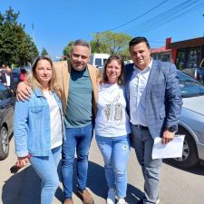 Foto Ceva de vis – Florin Barbu, un ministru cu oua, a purtat blugi elastici-mulati in vizita electorala de la Izbiceni