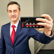 Video Mario De Mezzo, primarul-telefon al Slatinei. Slatinenii asteapta multe de la telefonul primarului